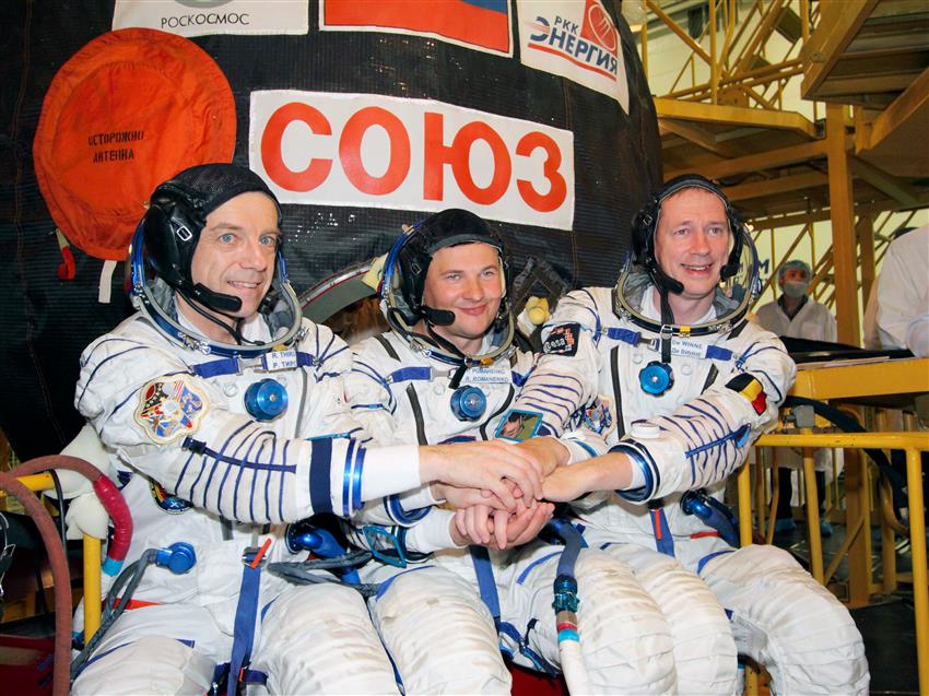 Canadian astronaut Bob Thirsk and his crewmates from Expedition 20/21