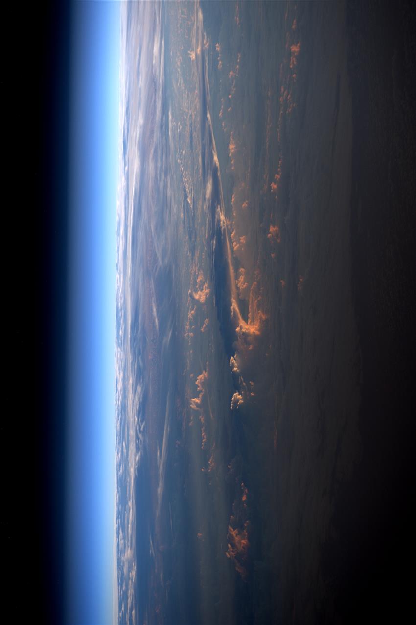 Coucher de soleil au-dessus de la Terre
