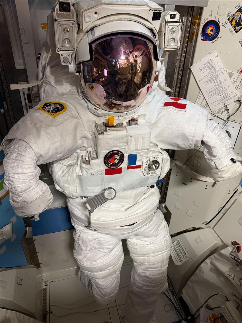 Traje espacial preparado para la primera caminata de Joshua Kutryk, fotografiado a bordo de la estación el 28 de octubre de 2026