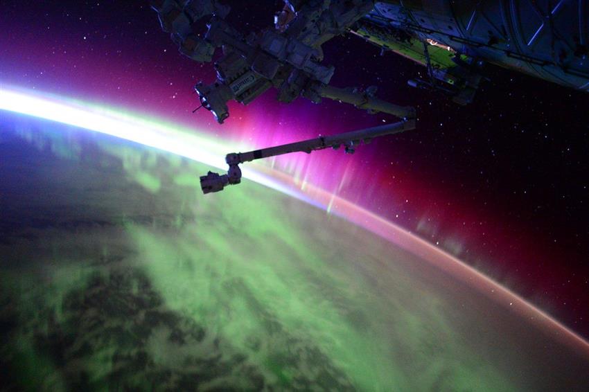 Photo d'une aurore et de Canadarm2 de l'espace