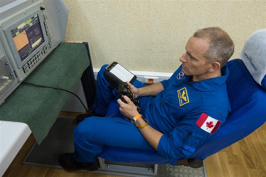 Astronaut David Saint-Jacques training in a simulation of manual descent in a Soyuz capsule