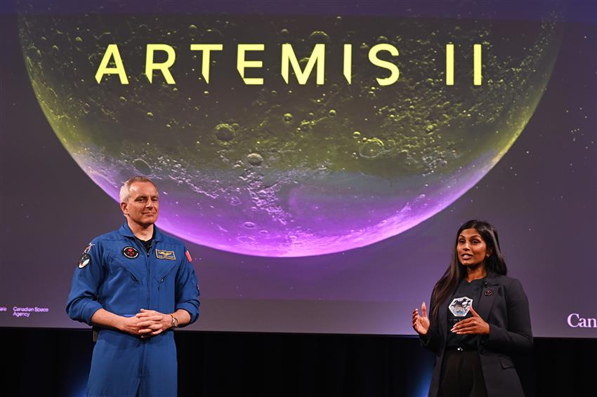 David et Kumi devant un écran géant.
