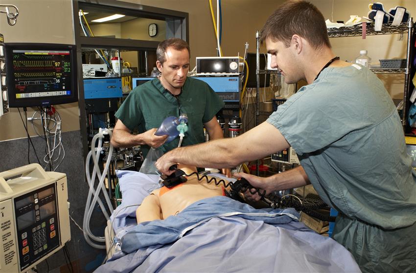 Les astronautes de l'ASC David Saint-Jacques et Jeremy Hansen pendant une séance de formation en traumatologie