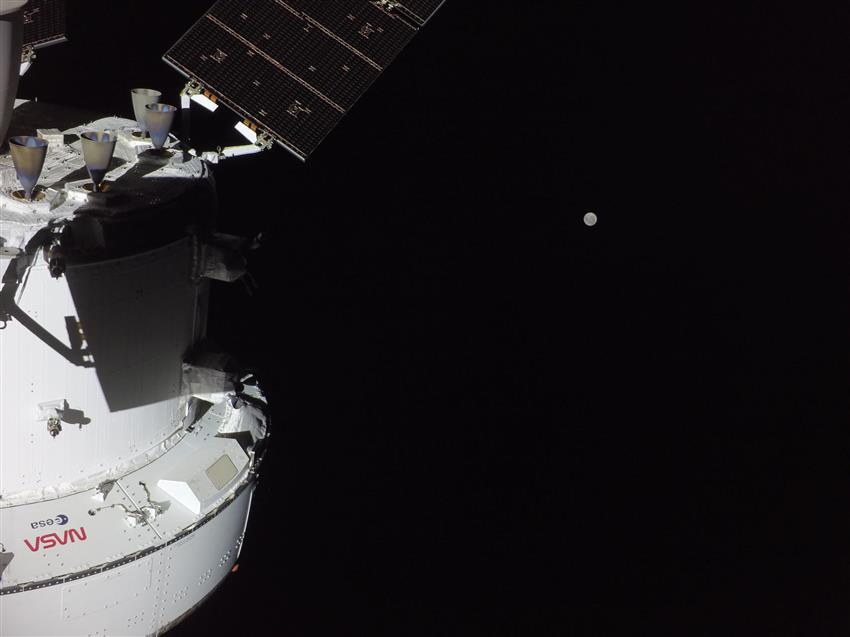 Orion à gauche et la Lune au loin. 