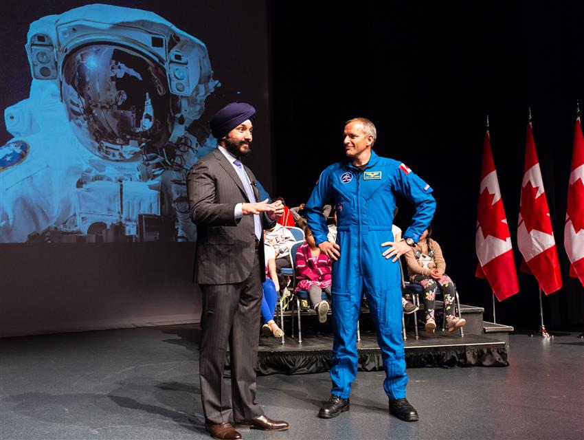 L'honorable Navdeep Bains et David Saint-Jacques répondent à des questions