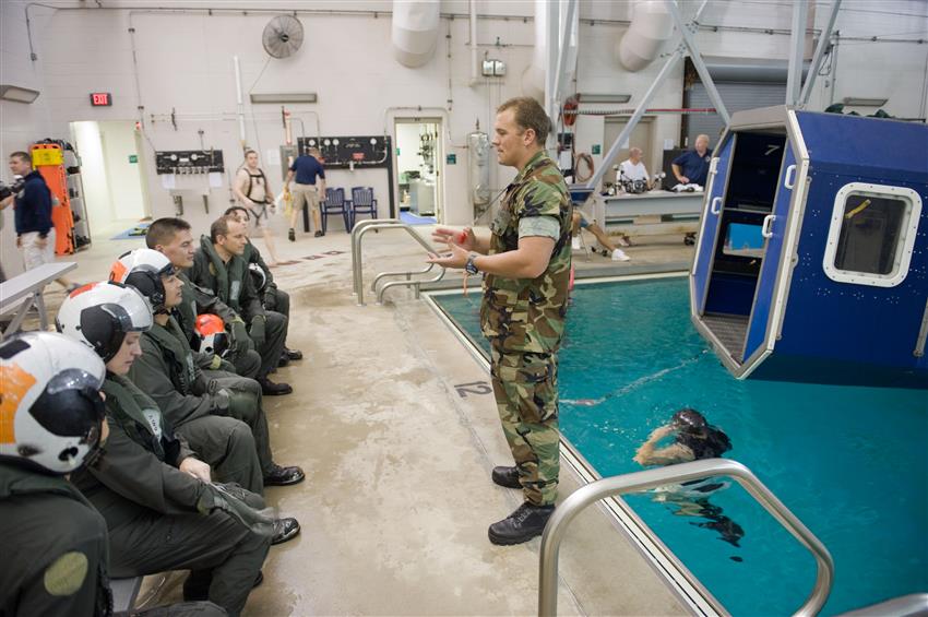 David Saint-Jacques et des collègues écoutent un instructeur dans le cadre d'une formation de survie en mer