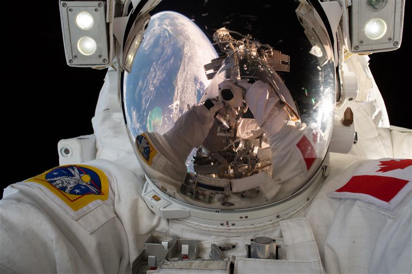 Égoportrait spatial de Davaid Saint-Jacques lors de sa première sortie dans l'espace