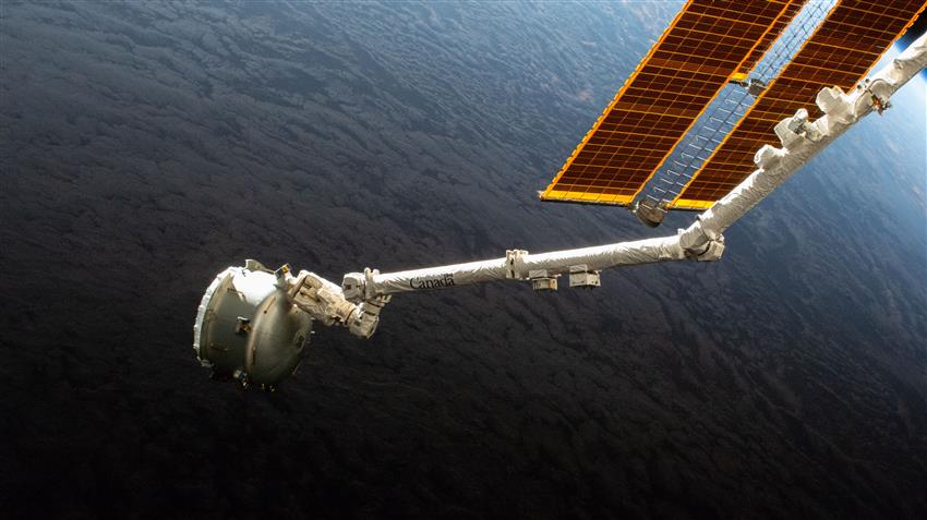 Vue de la Station spatiale internationale : Le Canadarm2 tient le sas de Nanoracks