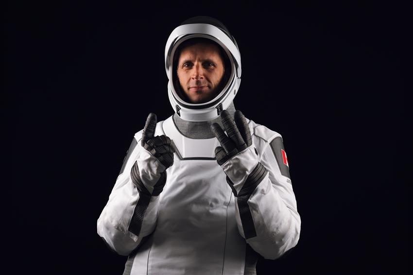 Joshua montre un doigt de la main droite et trois de la main gauche comme symbole de Crew-13.