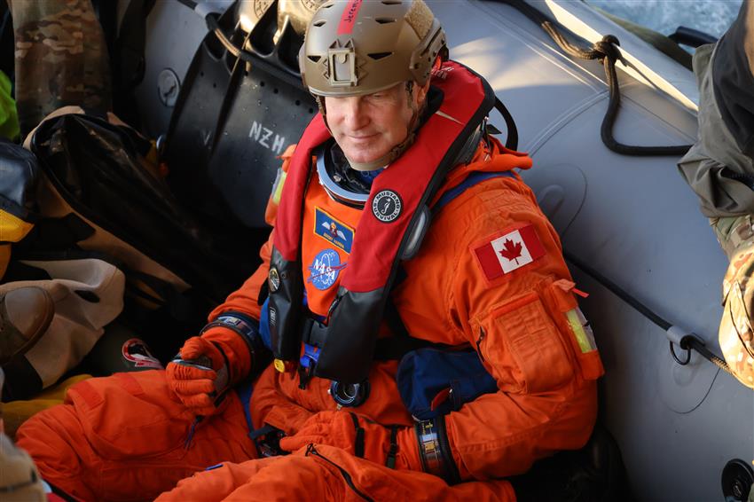L'astronaute de l'ASC Jeremy Hansen attend dans un bateau pneumatique