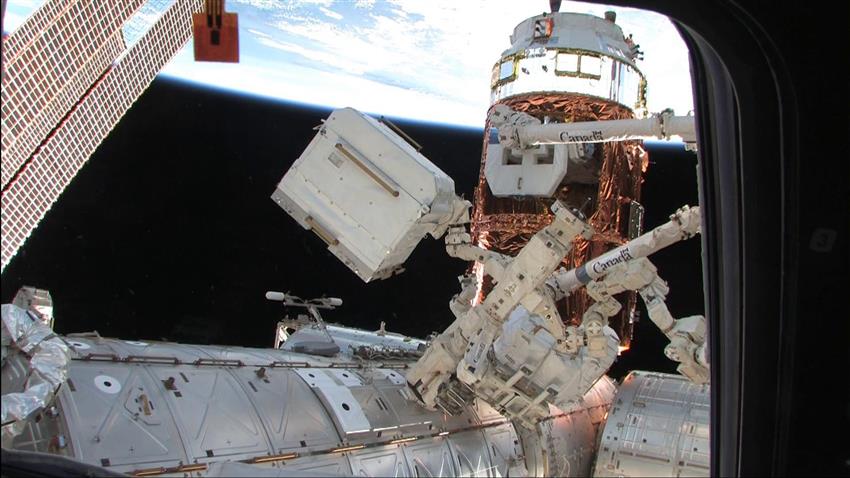 Dextre is ready to resume transfer of cargo extracted from the Kounotori2 cargo ship to the ISS