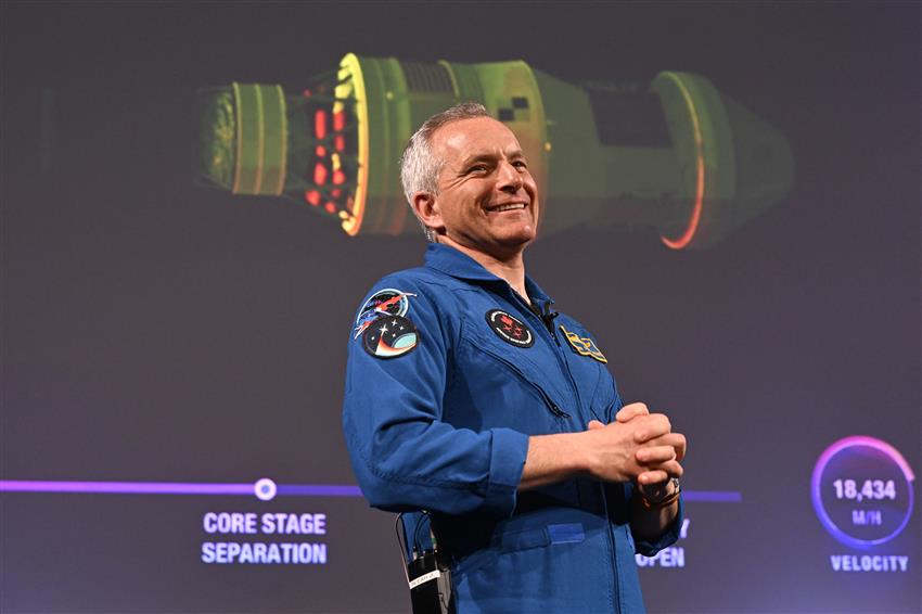 David Saint-Jacques devant un écran géant.