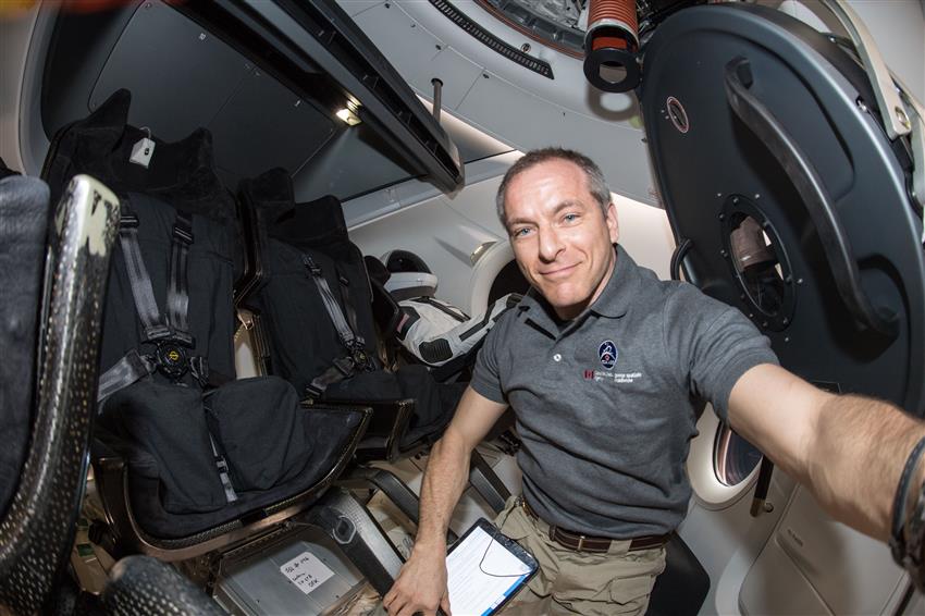 David est le premier astronaute à entrer dans la capsule Crew Dragon arrimée à la SSI