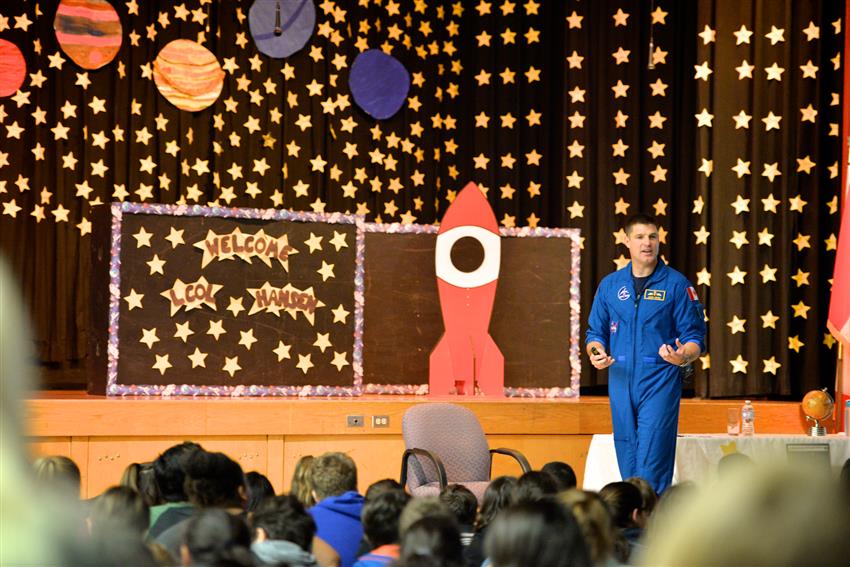 Jeremy Hansen avec des élèves à une école