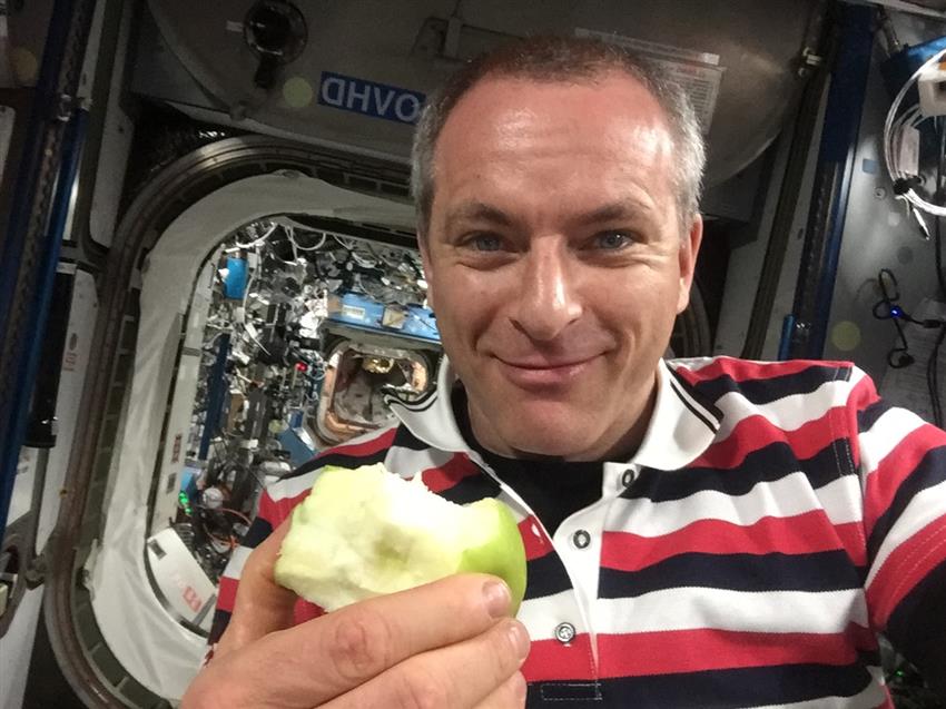 David Saint-Jacques enjoys an apple in space