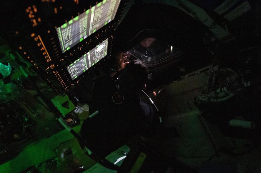 Jeremy regarde par un hublot d'Orion avec des panneaux de commande à sa gauche. 