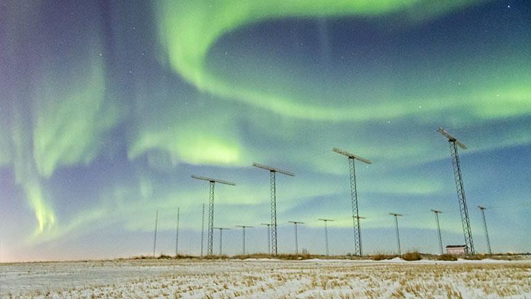 Aurore boréale au-dessus du site radar canadien du SuperDARN à Saskatoon