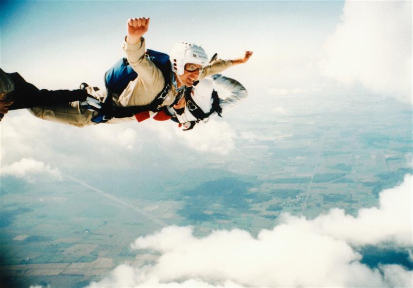 L'astronaute Robert Thirsk exécutant un saut en parachute