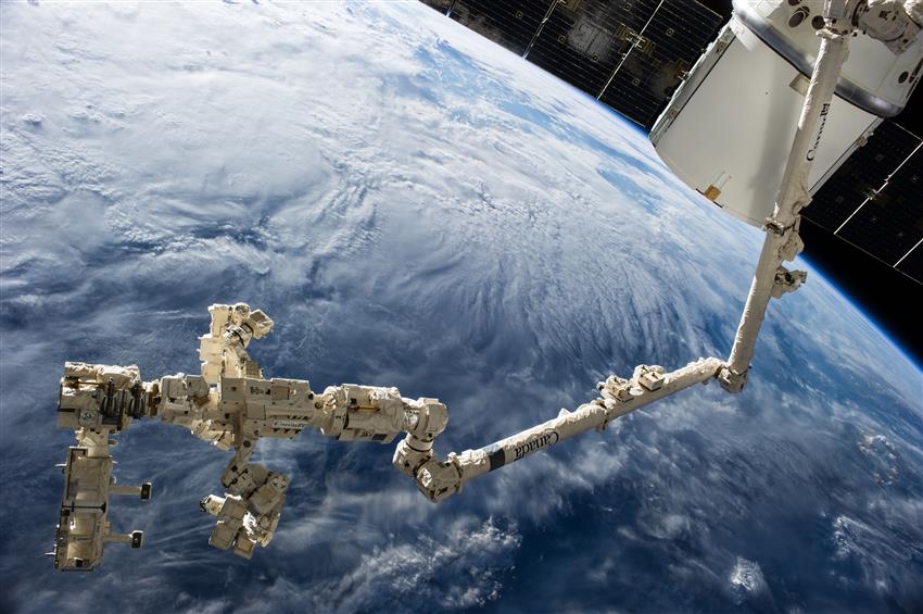 Canadarm2 and Dextre carry the Rapidscat instrument assembly