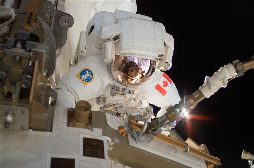 Dave Williams performs a spacewalk - Mission STS-118