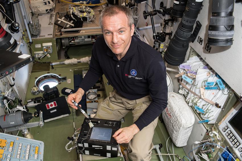 David Saint-Jacques participates in the Radi-N2 experiment