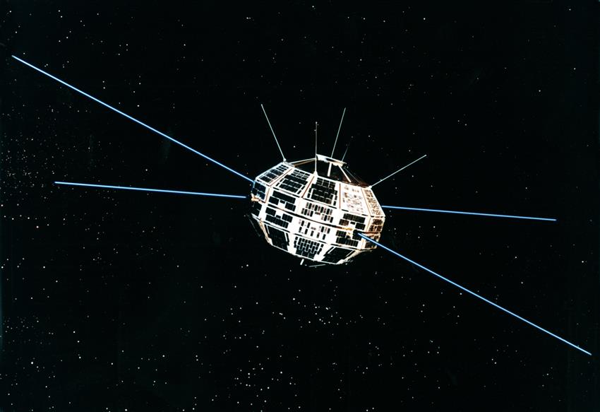 Vue d'artiste d'Alouette-I en orbite, les antennes complètement déployées. Le satellite a une forme polygonale.