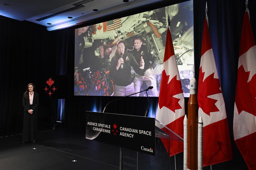 L'équipage d'Artemis II est projeté sur grand écran. Lisa Campbell est tout près.