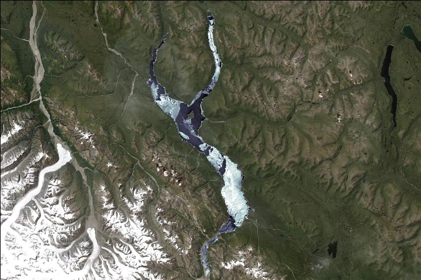 Satellite image of Kluane Lake with an ice cover