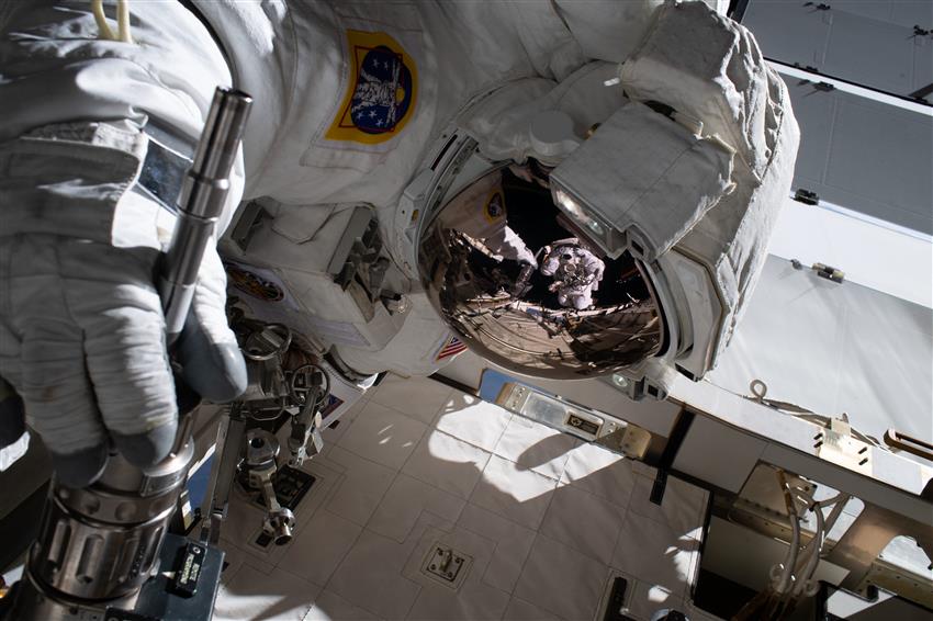 Astronauts Jessica Meir and Christina Koch during a spacewalk