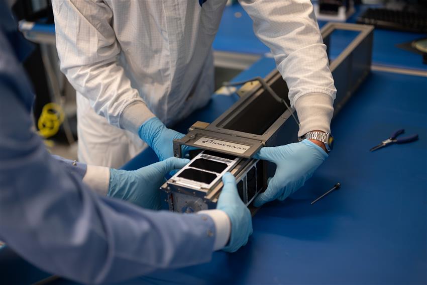 Des représentants de l'Université Dalhousie et de l'Université de Victoria intègrent un CubeSat au module Nanoracks