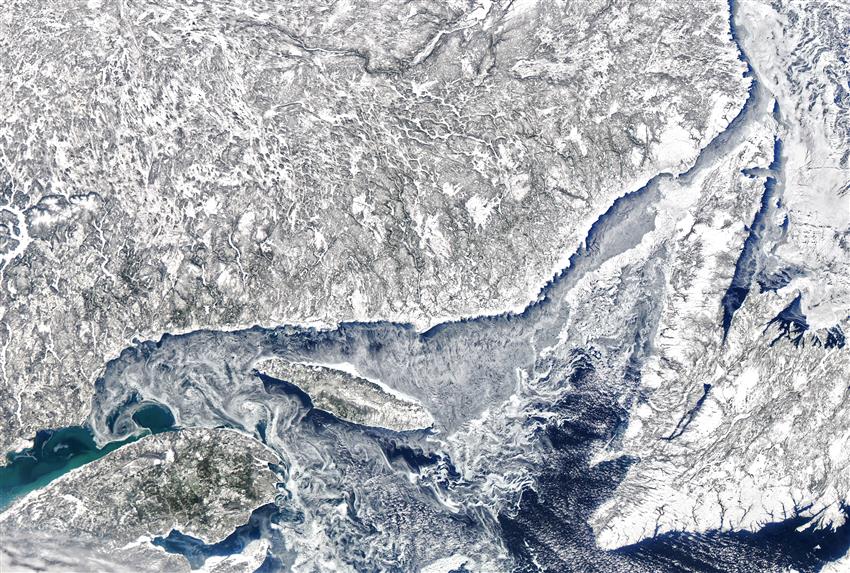 Des tourbillons provoqués par la glace de mer formant de fins motifs autour de l'ile d'Anticosti au Québec