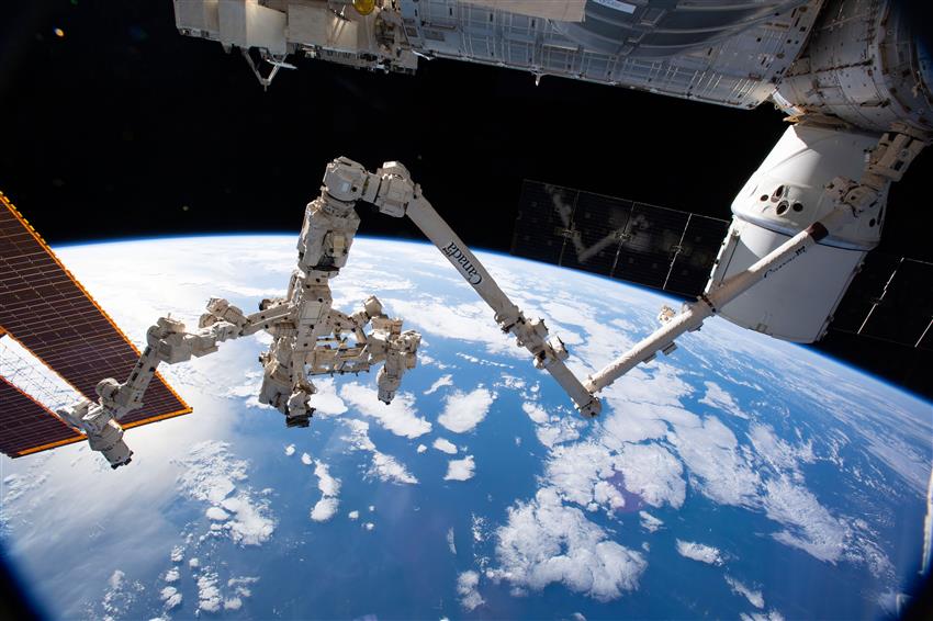 Canadarm2, Dextre and Earth as seen from the ISS