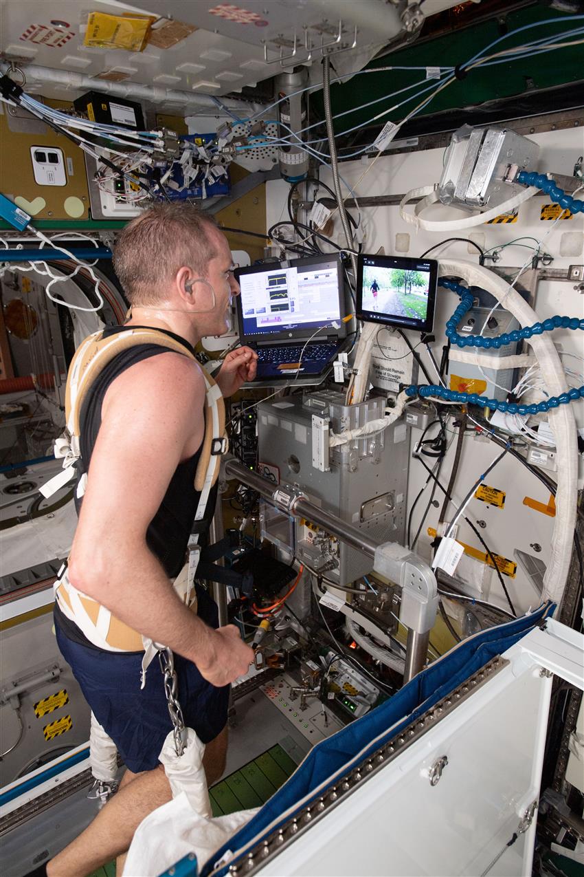 David Saint-Jacques takes a virtual jog from space with his wife