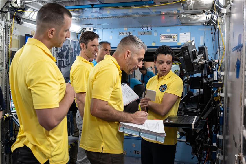 Sergueï, Luke, Joshua et Jessica dans une maquette de la Station spatiale internationale.