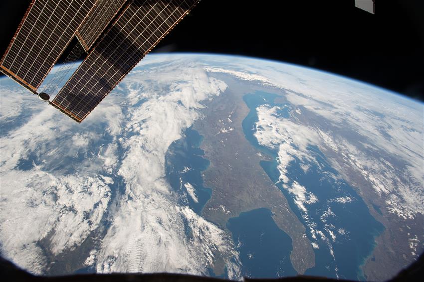 L'Italie et la Grèce prise par David Saint-Jacques pendant sa mission spatiale