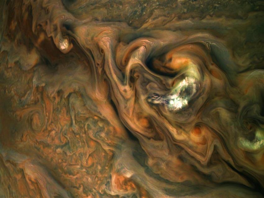 Des nuages tourbillonnants de l'atmosphère de Jupiter