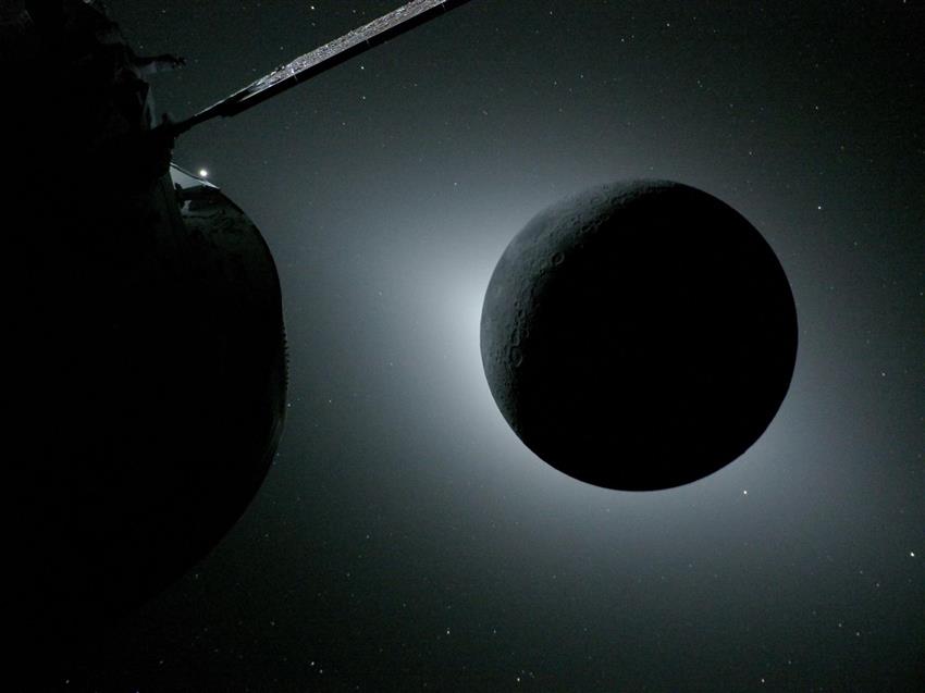 La Lune obscurcie, avec le vaisseau spatial Orion sur la gauche.