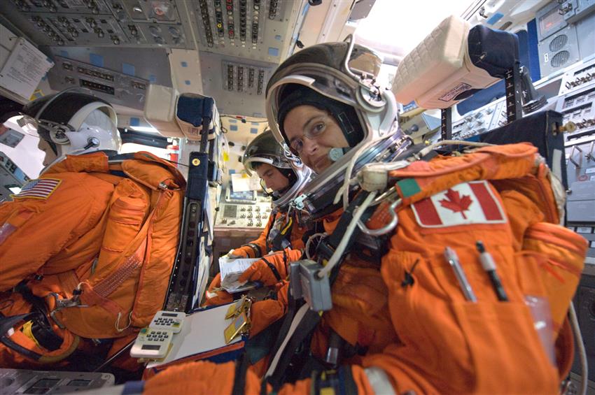 Julie Payette and NASA astronauts participate in a training session in a full-scale trainer