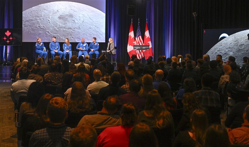 Jenni, Jeremy, Christina, Victor, Reid and Minister Joly on stage in front of an audience.