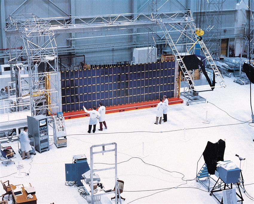 Déploiement des panneaux solaires du satellite Olympus au Laboratoire David Florida