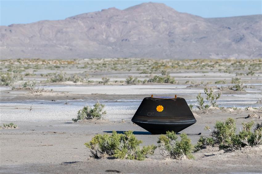 Capsule de retour d'échantillon de la mission OSIRIS-REx dans le desert