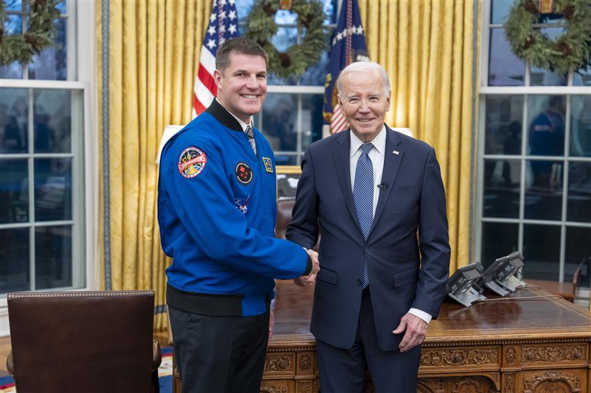 Jeremy poses with Joe Biden in the Oval Office.
