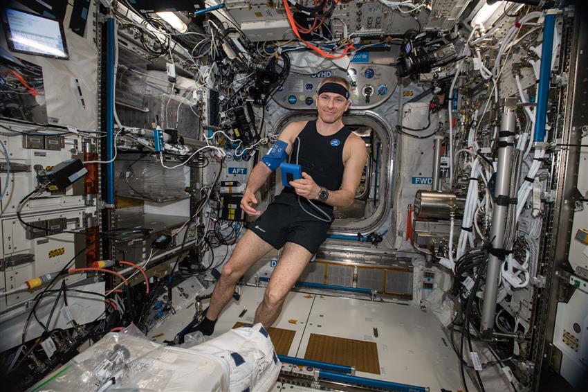 David Saint-Jacques wears the Bio-Monitor for the first time in space