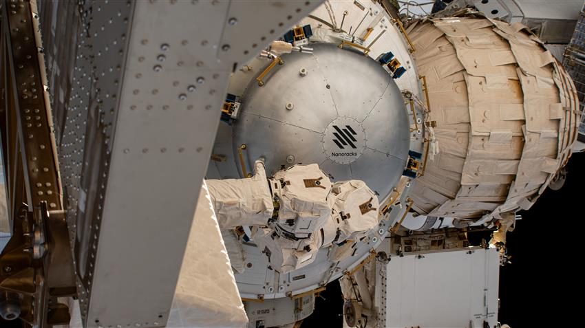 Vue de la Station spatiale internationale : Le sas de Nanoracks agrippé par le bras robotisé Canadarm2