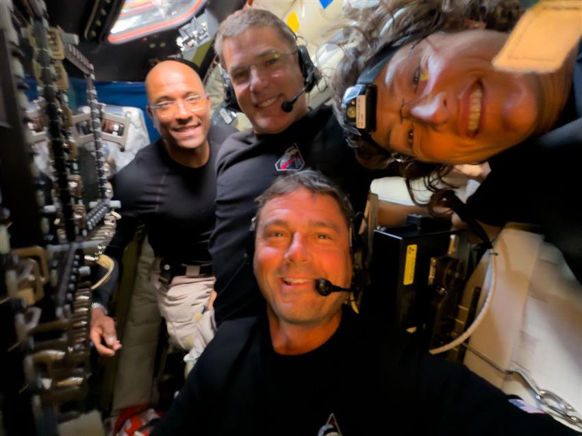 Victor, Jeremy, Reid et Christina tout sourire dans la capsule Orion. 