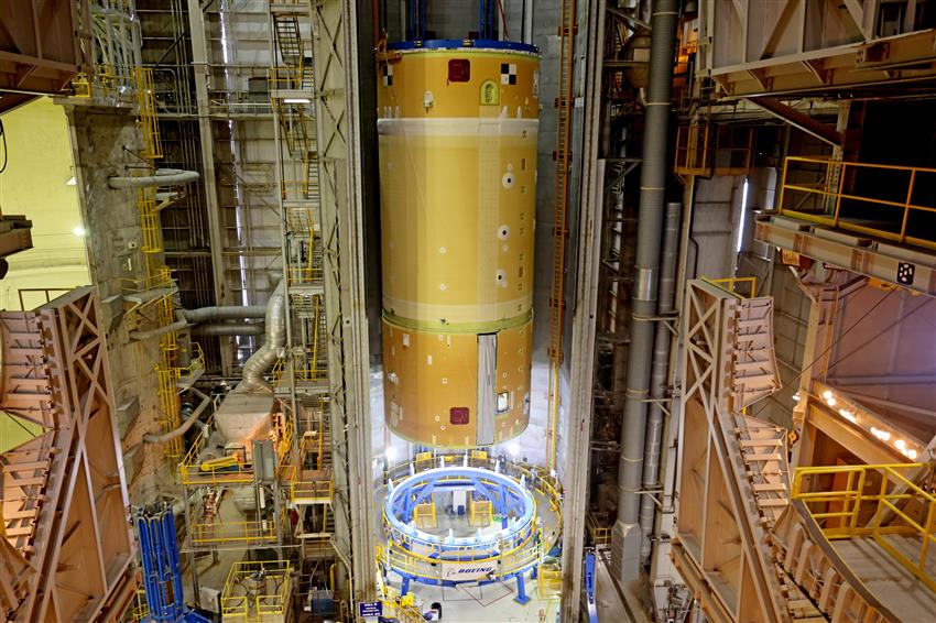 Partie de l'énorme étage principal du lanceur SLS pour la mission Artemis II