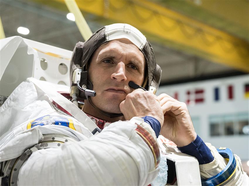 Joshua ferme la capuche de sa combinaison spatiale.
