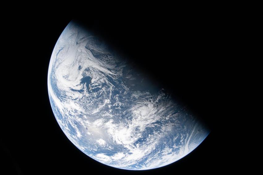 La Terre à moitié éclairée et à moitié dans l'obscurité.