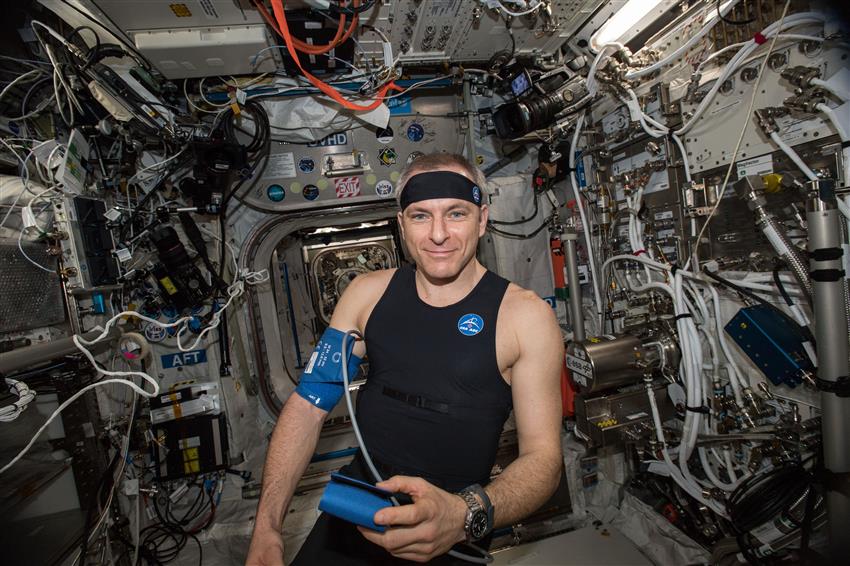 David Saint-Jacques met le biomoniteur dans l'espace