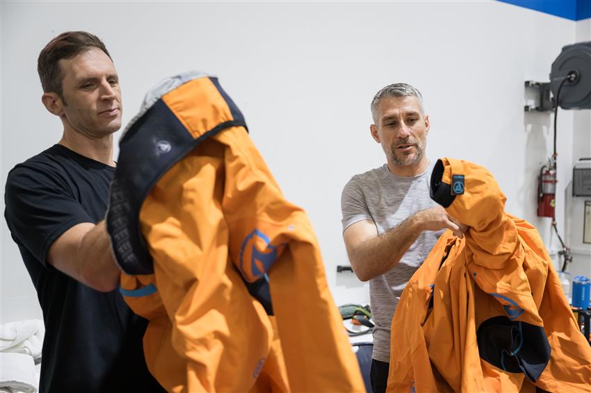 Joshua et Luke mettent leur combinaison imperméable. 